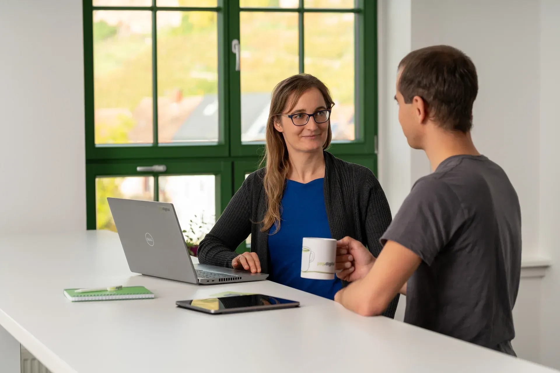 2 Leute diskutieren bei pep.digital